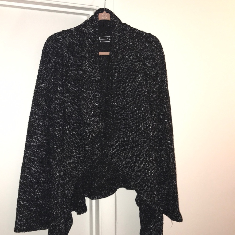 3/&20😄Black open jacket with white accents